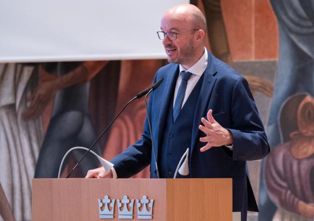 Landesbischof Tobias Bilz spricht zur Synodentagung im Haus der Kirche in Dresden - hier im Herbst 2021. Foto: EVLKS Landesbischof Tobias Bilz Landessynode