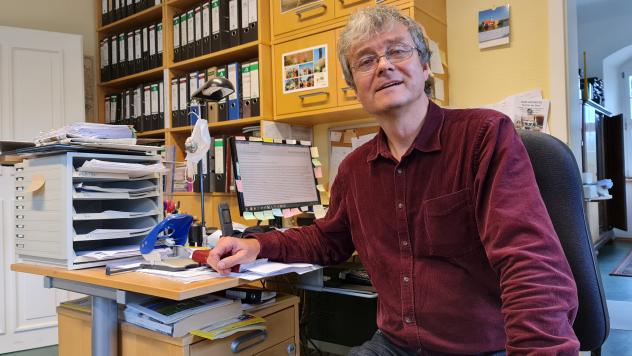 Ringen um die Mitarbeiter: Pfarrer Joachim Hahn möchte die Mitarbeiter seiner Gemeinde weiterhin im Kirchspiel Nossener Land angestellt haben. Der Kirchenbezirk Meißen-Großenhain will alle Mitarbeiter selbst anstellen. Der Streit geht bis vor Gericht. Foto: Sven Bartsch