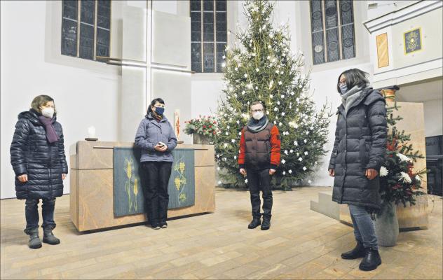 Gebetsdienst im Lockdown: Seit 1. Dezember öffnet die Stadtkirche Burgstädt abends täglich ihre Türen zum Gebet. Am Sonntag beteten (v. l.): Ursula Hartenstein, Elisabeth Löwe, Ingo Pfefferkorn und Uta Riebisch. Foto: Wiegand Sturm Kirche, Altar, Corona, Lockdown, Maske,