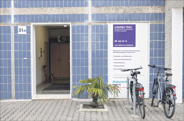 Oase im Corona-Winter: Die Tür zur Wärmestube, dem Tagesaufenthalt der »Leipziger Oase«, ist offen während sonst viele Türen zu sind. Diakonie und Caritas bieten einen Platz zum Aufwärmen, zur Beratung, für Kleidung, Essen und mehr. Foto: Uwe Winkler Wohnungslosenhilfe, Diakonie Leipzig, Oase, Palme