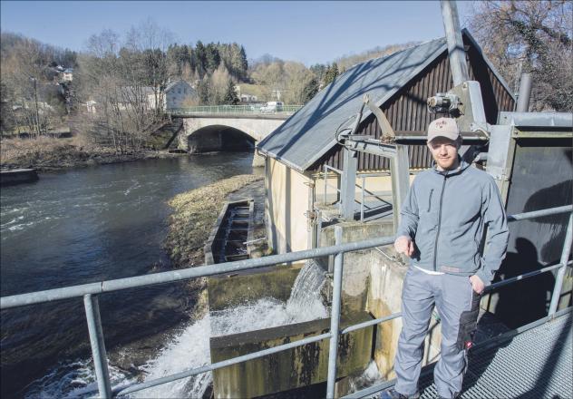 Volle Wasserkraft voraus: Der Junior-Müller Frank Rolle steht an der Zschopau vor einer der beiden Wasserkraftanlagen, aus denen die Rolle-Mühle ihre Energie bekommt. Die Bio-Müller setzen komplett auf regenerative Energien. Foto: Jan Görner