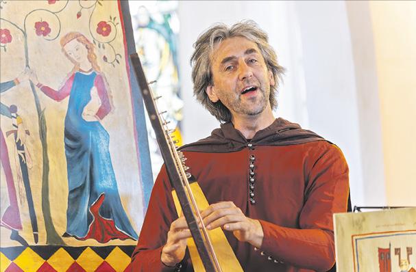 Holger Schäfer ist ein moderner Minnesänger. Im Rahmen der Leutzscher Sommerkonzerte spielte er »Originale Lieder des Hochmittelalters«. Foto: Uwe Winkler Minnesang, Leipzig-Leutzsch, Holger Schäfer