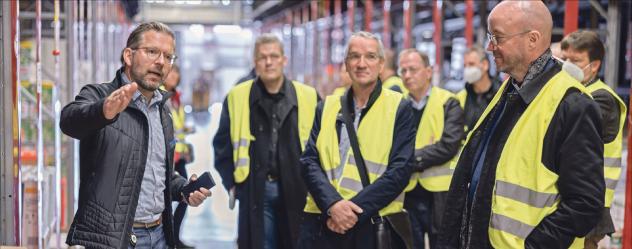 Landesbischof Tobias Bilz (r.) beim Betriebsbesuch des Edeka-Logistikzentrums Berbersdorf mit Stephan Kleyer (l.), Betriebsleiter Berbersdorf, und einer Kirchendelegation.