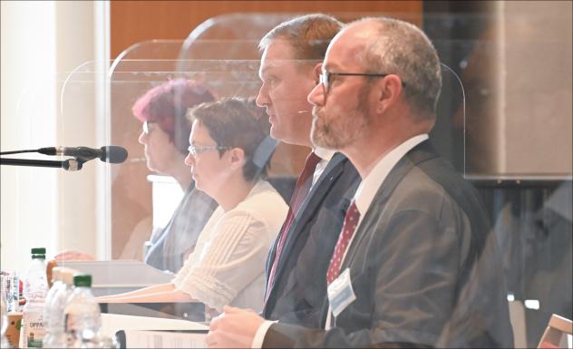 Mehr Sicherheit: Wegen Corona tagt die Landessynode – hier das Präsidium – unter verschärften Hygienebedingungen im Haus der Kirche in Dresden. Auch beim Haushalt 2022 geht es um Sicherheit, nämlich um höhere Rücklagen. Foto: Giersch Landessynode, Präsidium, Corona, Haus der Kirche, Dresden, Plexiglas
