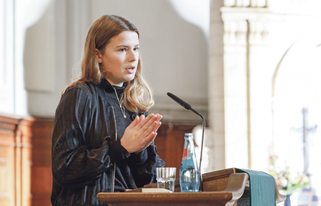 Luisa Neubauer war am Sonntag in der Leipziger Michaeliskirche zu Gast in der Reihe »Kanzelrede«. Die Reihe gestalten prominente Redner und Rednerinnen aus Gesellschaft und Kirche. © Uwe Winkler