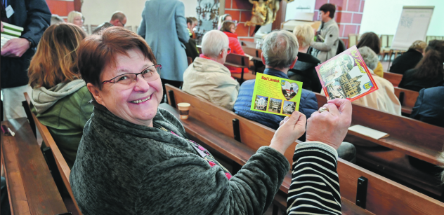 Beim ersten sächsischen Lektorentag in der Kirche St. Afra in Meißen brachten die Teilnehmer Postkarten aus ihrer Heimat mit, um Rückmeldungen zum Tag zu geben. © Steffen Giersch