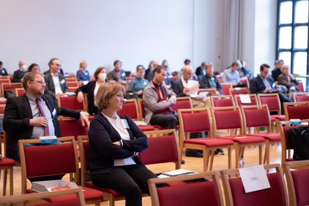 Die Landessynode auf ihrer Frühjahrstagung im Haus der Kirche am Sonnabendnachmittag. Foto: EVLKS Landessynode Haus der Kirche Tagung