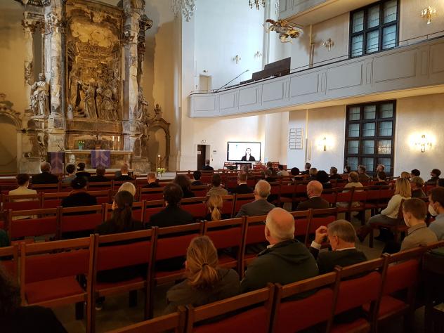 Andacht der Landessynode im Kirchsaal der Dreikönigskirche am Sonnabendmorgen, per Videobotschaft spricht Superintendentin Ulrike Weyer. Foto: Naumann Landessynode Andacht Dreikönigskirche