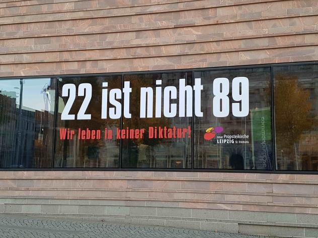Der Schriftzug "22 ist nicht 89 – Wir leben in keiner Diktatur" ist bereits an der katholischen Propsteikirche in der Leipziger Innenstadt angebracht. St. Nikolai und St. Thomas werden folgen. Foto: Uwe Naumann Der Schriftzug "22 ist nicht 89 – Wir leben in keiner Diktatur" ist bereits an der katholischen Propsteikirche in der Leipziger Innenstadt angebracht. St. Nikolai und St. Thomas werden folgen. Foto: Uwe Naumann