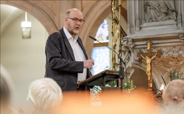 Pfarrer Renke Brahms in der Thomaskirche Leipzig