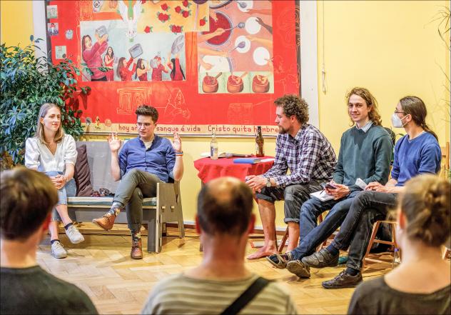 »Promi-Abend« in der ESG Leipzig: EKD-Synodenpräses Anna-Nicole Heinrich lockte rund 40 junge Gäste zum Gespräch. Der Neustart ins erste Präsenzsemester seit Corona-Beginn ist für die Studierendengemeinden schwierig. Foto: Uwe Winkler ESG Leipzig Anna-Nicole Heinrich Studenten
