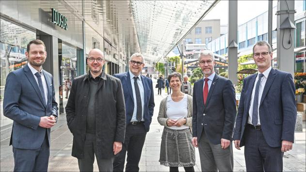 Bischof im Chemnitz-Center: Bei der Visitation des Landesbischofs in Chemnitz – v. l.: Center-Manager Thomas Stoyke, Bischof Bilz, Burkart Pilz, Pfarrerin Cornelia Henze, Frank Manneschmidt und  Klaus Schurig. © A. Seidel