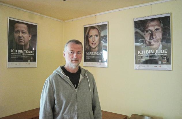 Frust mit der Ausländerbehörde: Pfarrer Jörg Michel steht im Martin-Luther-King-Haus seiner Kirchgemeinde Hoyerswerda-Neustadt. Mit Hungerstreik protestierte er am 23. Mai vor der Kreisverwaltung Bautzen. Foto: Andreas Kirschke Pfarrer Jörg Michel Hoyerswerda Hungerstreik