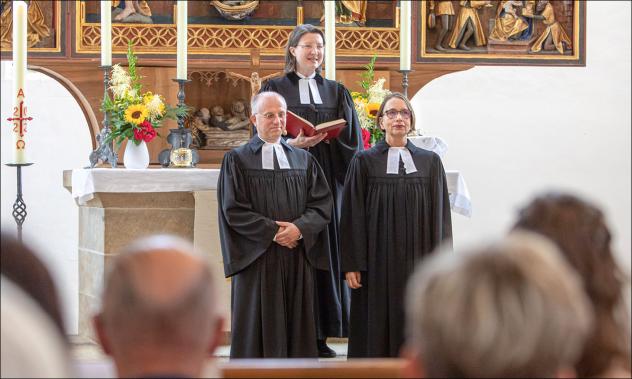 Superintendentin Ulrike Weyer (hinten) würdigte das Pfarrerehepaar Hans-Jörg und Beatrice Rummel.