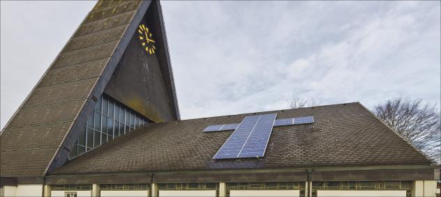 Kirche mit Solaranlage in Kreuzform
