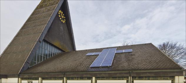 Kirche mit Solaranlage in Kreuzform. Foto: Jan Schuler – stock.adobe.com Kirche mit Solaranlage in Kreuzform