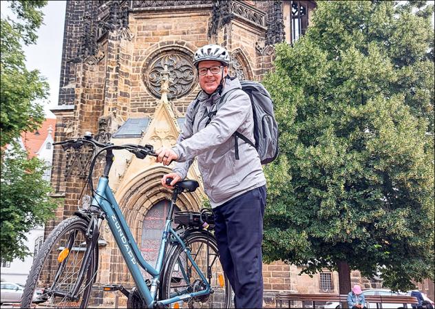 Mann mit Rad: Domkantor Thorsten Göbel vor dem Dom zu Meißen auf dem Weg zur zweiten Station der Orgel-Tour in der Kirche Brockwitz. Foto: Kathrin König