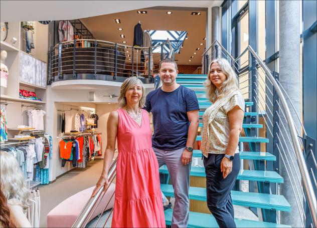 Modehaus »Storl en vogue« in Burgstädt Geschäftsführerin Cornelia Scheibe, Pfarrer Sandro Göpfert, Verwaltungsmitarbeiterin Esther Uhlich