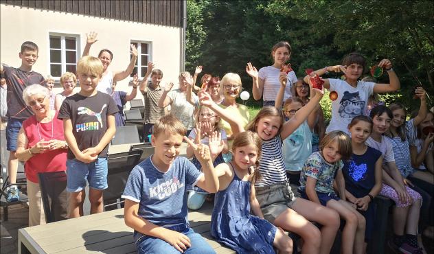 Gemeinsam unterwegs: Kinder und ihre Großeltern bei der Rüstzeit in Lückendorf (Zittauer Gebirge). Hier widmeten sie sich dem Thema »Schöpfung« und entdeckten Gott in Bibel, Gesang und NaturFoto: A. Herrmann