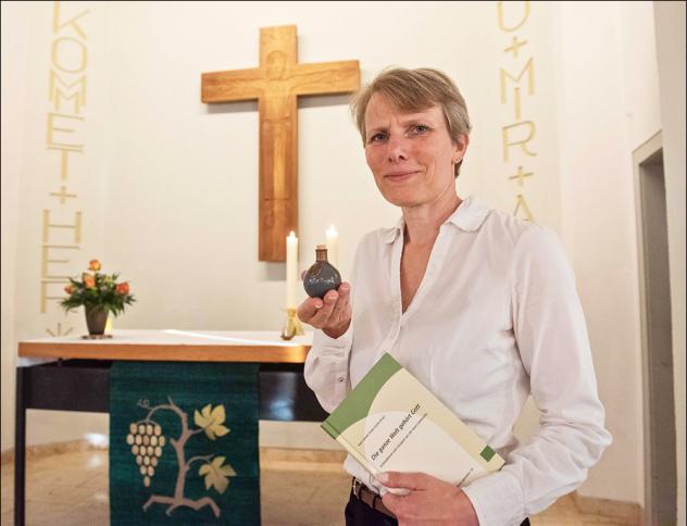 Betet für die Gesundheit von Menschen: Pfarrerin Claudia Knepper aus Dresden. Bei den Andachten in Zschachwitz bietet sie auch Segnungen mit Duftöl an. Foto: Dietrich Flechtner
