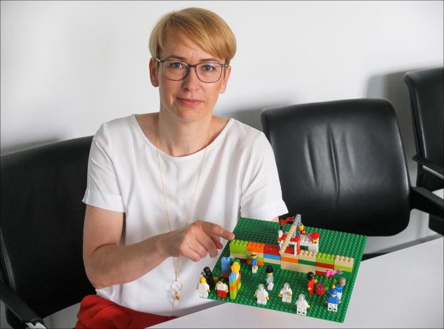 Mit Legobausteinen und Figuren veranschaulicht Rektorin Silke Geithner ihre Situation an der Evangelischen Hochschule Dresden (EHS) in der Corona-Zeit.
