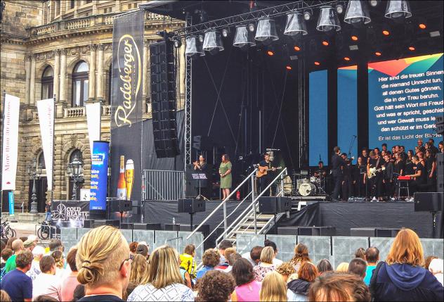 Den Stadtfestgottesdienst auf dem Dresdner Theaterplatz feierten zahlreiche Menschen mit dem Landesbischof.