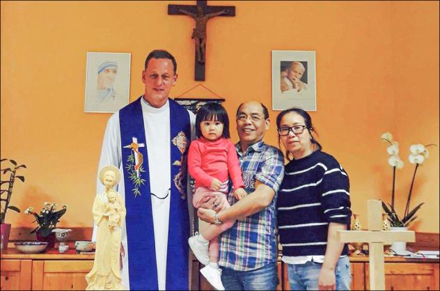 Pham und seine Frau Nguyen Thi Quynh Hoa mit Seelsorger Jesuitenpater Stefan Taeubner 