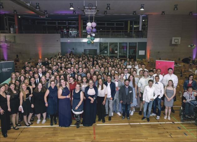 Am vergangenen Sonnabend fand in Dresden ein Ehrenamtlichentag im St.-Benno-Gymnasium für die evangelische Jugend statt. Zusammen wurde ein großer Gottesdienst gefeiert, es gab Seminare am Abend einen Ball. Foto: Daniel Klitzsch Evangelische Jugend Gruppenfoto Jugendliche Turnhalle Ehrenamtliche
