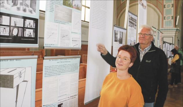 Marianne Adler und Anselm Brütting von der Markuskirchgemeinde informieren zur Ausstellung »Die Vorgeschichte der Friedlichen Revolution 1989 in Plauen« im Obergeschoss der Kirche. © Simone Zeh