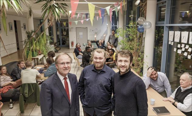 Geburtstagsfeier im Evangelischen Studienhaus in Leipzig-Stötteritz. Mit dabei (vorn v. l.): Vereinsvorsitzender Prof. Dr. Peter Zimmerling, Studieninspektor Benedikt Spatz und Senior-Haussprecher Benjamin Schneeweiß. Foto: Uwe Winkler