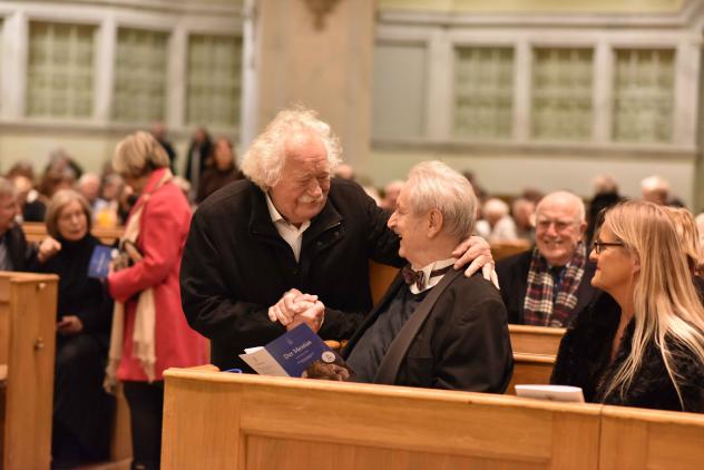 Der ehemalige Baudirektor Eberhard Burger (l.) und Musiker Ludwig Güttler bei der Verabschiedung Güttlers in der Frauenkirche im Januar 2023.  