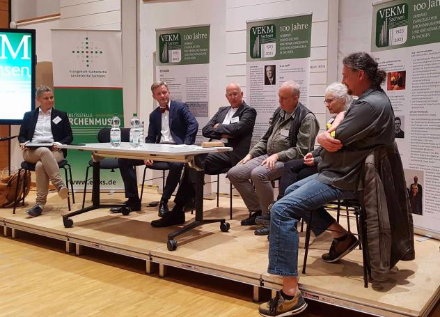 Podiumsdiskussion »Nicht singen – macht nichts. Kirchenmusik im Spiegel der Gesellschaft« anlässlich 100 Jahre sächsicher Landesverband evangelischer Kirchenmusikerinnen und Kirchenmusiker (VEKM) im Rahmen der 6. Kirchenmusiktagung der Landeskirche in Colditz (v.l.): Moderatorin Maxi Konang, Staatssekretär Dr. Andreas Handschuh, VEKM-Deutschland-Präsident Peter Ammer, Komponist Bernhard König, VEKM-Sachsen-Vorsitzende Annette Herr, EmK-Musikreferent Christoph Zschunke. Foto: Uwe Naumann