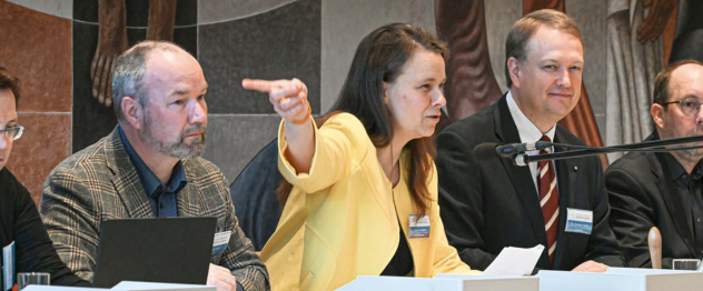 Synodalpräsidentin Bettina Westfeld mit einem Fingerzeig bei der Frühjahrstagung der Landessynode im Haus der Kirche in Dresden. © Steffen Giersch