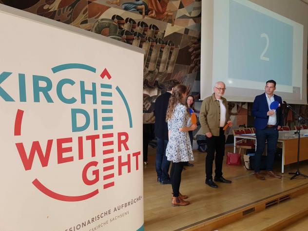 Verschiedene missionarische Projekte der Initiative "Kirche, die weiter geht" wurden der Landessynode am Sonnabendnachmittag vorgestellt. Foto: Uwe Naumann Verschiedene missionarische Projekte der Initiative "Kirche, die weiter geht" wurden der Landessynode am Sonnabendnachmittag vorgestellt. Foto: Uwe Naumann