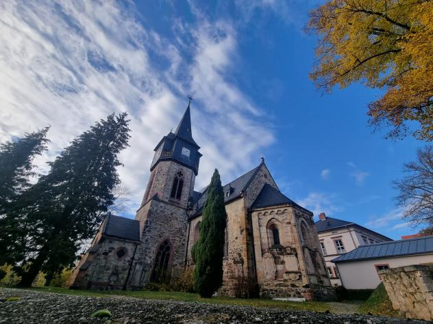 An der St. Gangolf-Kirche in Kohren-Sahlis wurde am Volkstrauertag ein Kranz zum Gedenken niedergelegt. 
