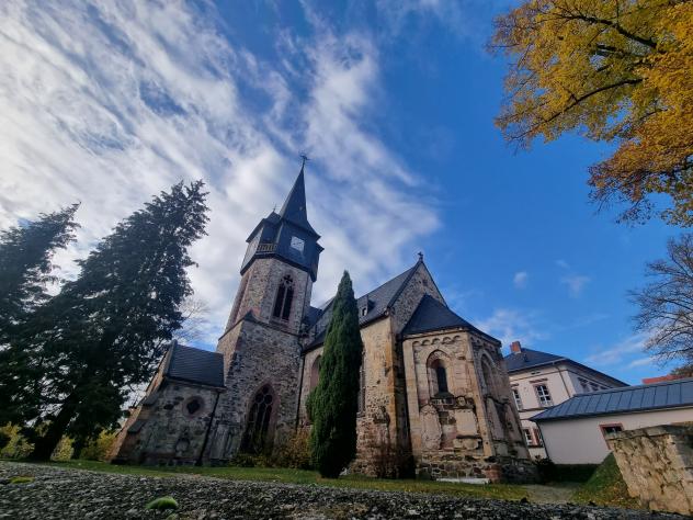 An der St. Gangolf-Kirche in Kohren-Sahlis wurde am Volkstrauertag ein Kranz zum Gedenken niedergelegt.