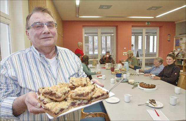 Etwas für die Gesellschaft tun: Ehrenamtler Josef Neumann leistet seinen Beitrag dazu, dass sich in Grimma noch bis Ende des Monats das »Tischlein« für bedürftige Menschen deckt.Foto: Roger Dietze