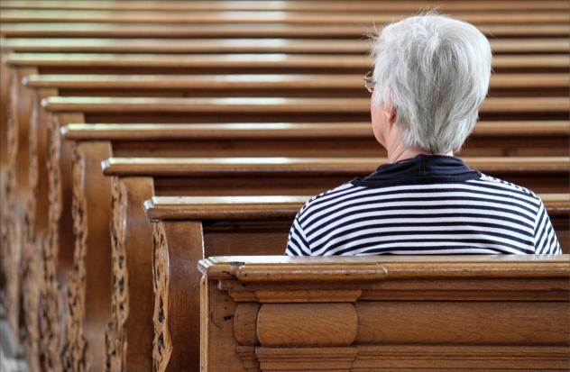 Junge Menschen verlassen die Kirche, Ältere bleiben: Vor allem im Alter zwischen 20 und 40 Jahren treten Menschen aus der Kirche aus. Weil viele junge Menschen in Großstädten leben, sind die Zahlen dort besonders hoch. 