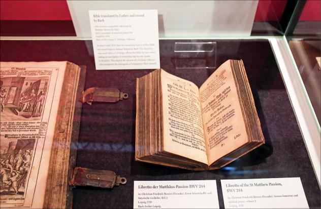 Bach hautnah: Die illustrierte Lutherbibel Johann Sebastian Bachs (l.) und dessen Libretto zur Matthäus-Passion in der neuen Ausstellung des Bach-Museums Leipzig.