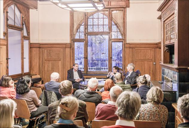 Viele Interessierte kamen zum Evangelischen Salon mit Burkhard Jung (l.) am vergangenen Mittwoch ins Thomashaus. Vorne rechts: Dr. Annette Weidhas und Stephan Bickhardt.
