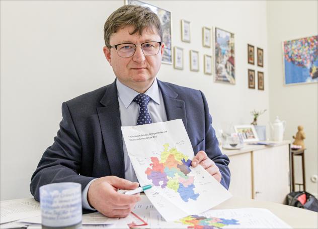 Weiße Flecke trotz bunter Karte: Superintendent Harald Pepel zeigt, wo überall im Kirchenbezirk Zwickau Pfarrer fehlen. Mitunter muss ein Pfarrer zwei Vertretungsdienste übernehmen, was die Grundversorgung gefährdet. © Uwe Winkler Weiße Flecke trotz bunter Karte: Superintendent Harald Pepel zeigt, wo überall im Kirchenbezirk Zwickau Pfarrer fehlen. Mitunter muss ein Pfarrer zwei Vertretungsdienste übernehmen, was die Grundversorgung gefährdet. © Uwe Winkler