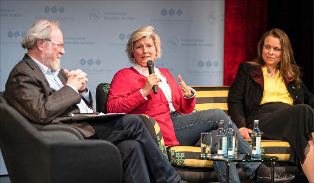 Austausch auf dem »SachsenSofa«: Wolfgang Thierse im Gespräch mit Journalistin Alexandra Prinzessin zur Lippe und Bettina Westfeld (rechts) am Montagabend im Theater Meißen. © Enrico Meyer