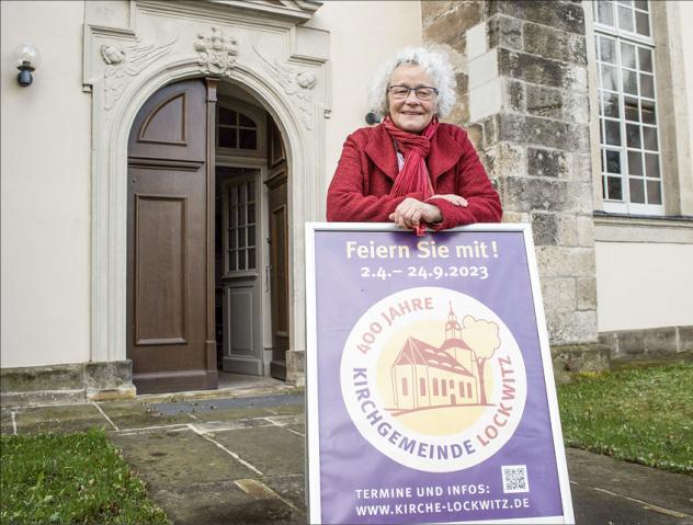 Pfarrerin Antje Hinze vor der Schlosskirche Dresden-Lockwitz