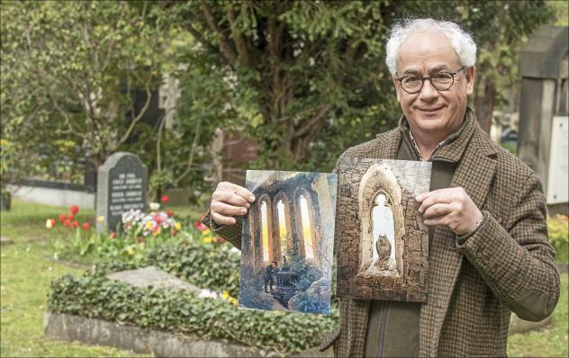 Schauspieler Tom Pauls vor dem Grab von Caspar David Friedrich © Dietrich Flechtner