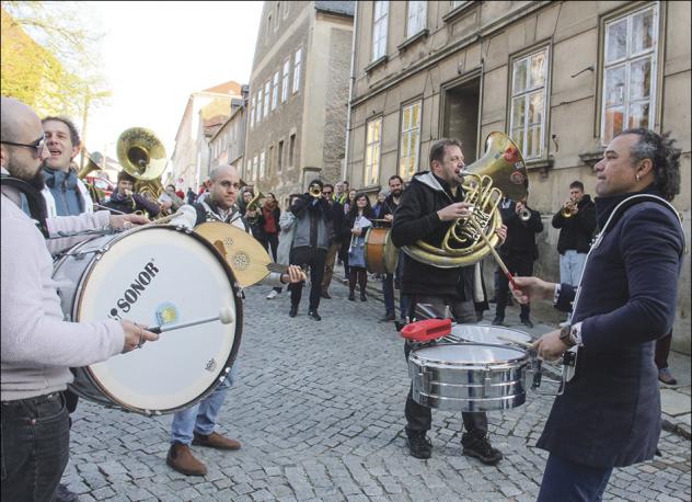 Banda Communale“ aus Dresden, Schwesternhäuser