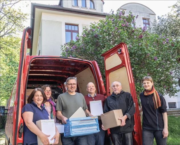 Umzugsvorbereitungen am alten Domizil: Das ISG-Team (hier ohne Tilo Mahn) um Kathrin Lehnert (l.) und Yvette Schwarze (2. v. l.) wird von Angehörigen und Mitarbeitern des Missionswerks unterstützt. Foto: Uwe Winkler