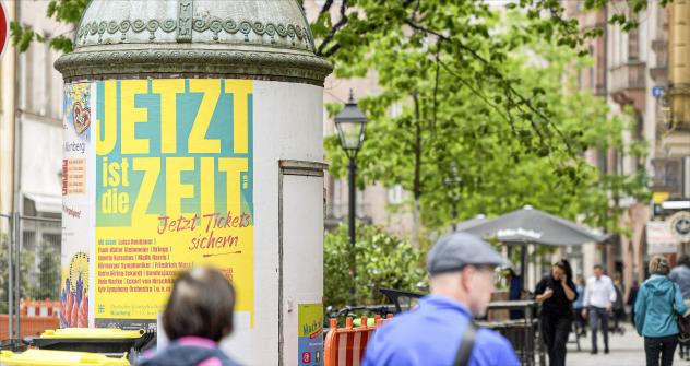 Jetzt ist die Zeit: Eine Litfaßsäule in Nürnberg lädt zum Kirchentag vom 7. bis 11. Juni in der Frankenmetropole ein.