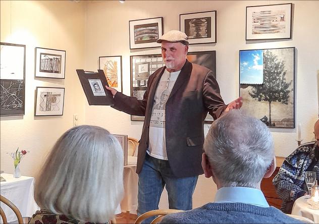 Gegen das Vergessen: Uwe von Seltmann bei seiner Lesung aus dem Buch über Chava Rosenfarb in Lehmanns Café Chemnitz. 