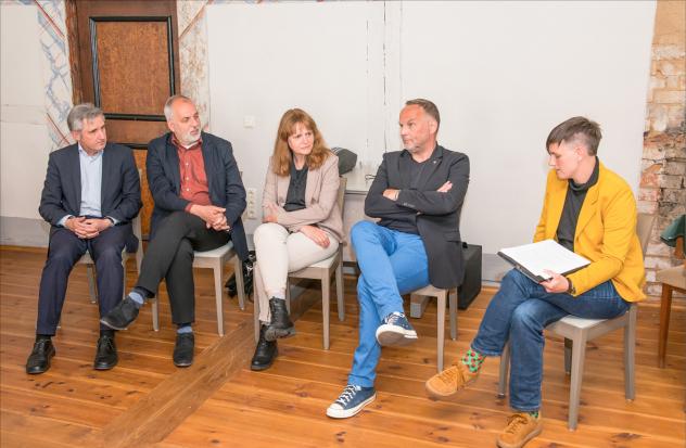 Wie geht Kirche der Zukunft? Podiumsdiskussion zum Jubiläum der Leisniger Kastenordnung in der Leisniger Matthäikirche (v.l.): Landtagsmitglieder Frank Richter (SPD) und Rico Gebhardt (Die Linke), Landessynodale Regina König-Wittrin, Mittelsachsens Landrat Dirk Neubauer und Moderatorin Dr. Julia Gerlach. Foto: Thomas Barth