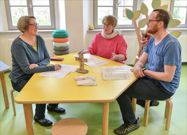 Sichere Orte für Kinder und Jugendliche schaffen: Pfarrerin Cornelia Roßner (l.), Präventionsbeauftragte Agnes Bost und Kirchvorsteher Bernhard Veit sprechen im Gemeindehaus Oederan darüber, wie das gelingt. Foto: Eckardt Mildner